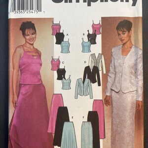 Peut inclure: Patron de couture Simplicity n° 010 pour les tailles HH 6, 8, 10 et 12. Le patron comprend des instructions pour réaliser un haut sans manches, une veste et une jupe. Le patron est présenté sur un mannequin portant un haut et une jupe roses, et un mannequin portant une veste et une jupe blanches.