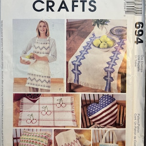 Huck Weaving Crafts Placemat Runner Towel Pillows Apron Bag Home Decor Sewing Pattern McCalls 694 Uncut