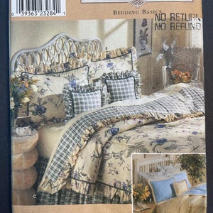 Peut inclure: Un patron de couture pour une parure de lit avec un motif floral et à carreaux. Le patron comprend des instructions pour une jupe de lit, des taies d'oreiller et une couette. Le patron est de Simplicity et est intitulé "Home Bedding Basics".