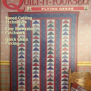 Peut inclure: Un modèle de quilt Simplicity "Cousez-le vous-même" pour un quilt "Oies volantes". Le modèle présente un quilt aux couleurs rouge, bleu et violet. Le quilt est composé d'une série de triangles disposés selon un motif répétitif. Le modèle comprend également des instructions pour des techniques de coupe rapide, un patchwork illustré facile et un assemblage rapide en chaîne.