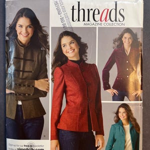 Peut inclure: Patron de couture Simplicity 3628, collection de magazines Threads, avec des modèles de vestes. L'image présente une femme portant une veste rouge, une veste verte et une veste marron. Le patron comprend les tailles U5 16, 18, 20, 22, 24.