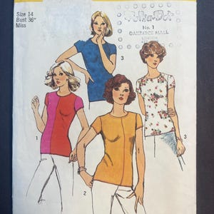 Peut inclure: Patron de couture Simplicity vintage avec des illustrations de hauts pour femmes. Le patron est pour un tour de poitrine de 91 cm. Le design comprend divers hauts à manches courtes de différentes couleurs et motifs, avec le texte "Simplicity" en haut.
