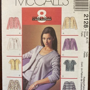 Peut inclure: Patron de couture McCall's numéro 2128 pour un haut et une veste pour femme. Le patron est pour les tailles 8-10 et est décrit comme "Great Looks, 1 Easy Pattern". Le patron comprend une variété de styles, y compris un haut à manches longues avec un devant boutonné, un haut à manches courtes avec un devant boutonné et une veste avec un devant boutonné.