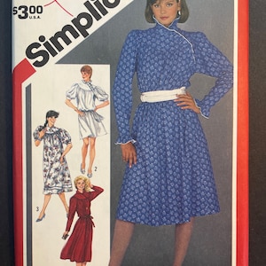 Peut inclure: Patron de couture Simplicity numéro 5800 pour une robe à col montant et manches longues. Le patron comprend quatre vues différentes de la robe, dont une avec une ceinture blanche. Le patron est pour les tailles 10-18.