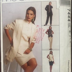 Peut inclure: Un patron de couture pour une veste et une jupe. Le patron est de McCall's et porte le numéro 7444. Le patron est pour les tailles 8, 10 et 12.