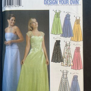 Peut inclure: Un patron de couture pour une longue robe fluide avec huit variantes de design différentes. Le patron comprend une robe verte, bleue, jaune, noire, rose et blanche. Le patron s'appelle "Design Your Own" et est de Simplicity.
