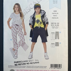 Peut inclure: Patron de couture Burda Kids numéro 9324 pour un pantalon et un short. Le patron comprend des instructions pour la confection d'un pantalon et d'un short. Le patron est pour les tailles 9-14 Jun. Le patron est super facile à coudre.