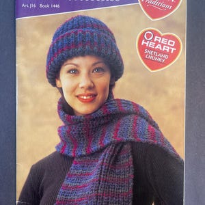 Modèles de tricot unisexes pour accessoires d'hiver Red Heart, livre 1446 : chaussettes, mitaines, bonnet.