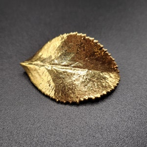 Vintage goldfarbene Blatt-Brosche
