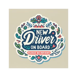 Peut inclure: Un autocollant coloré avec une bordure florale et le texte "Nouveau conducteur à bord Veuillez être patient".