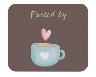 Podkładka pod myszkę Cute Coffee | Design „Fueled by” | Idealna do domowego biura, prezenty dla miłośników kawy, dekoracja biurka, wyjątkowy prezent