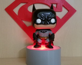 Funko Pop! y Figura stand con logotipo de Superman. ¡Montaje en pared! Se adapta a las luces que cambian de color!