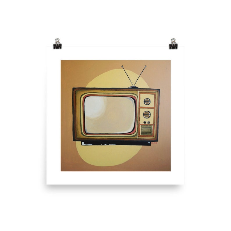 Puede incluir: Un televisor vintage con un gabinete de madera marr&oacute;n y una pantalla amarilla. El televisor est&aacute; sobre un fondo marr&oacute;n y amarillo.
