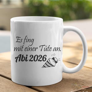 Abi Geschenk Keramiktasse mit Spruch: Es fing mit einer Tüte an! ABI 2026. Schulabschluss | Abitur Geschenk Tasse.