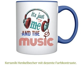 Taza con texto en diseño vintage. Para todos los que aman y viven la música. Imprimir: Somos solo yo y la música.