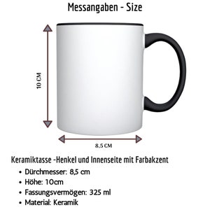 Puede incluir: Taza de cer&aacute;mica blanca con asa y borde negros. La taza tiene un di&aacute;metro de 8,5 cm y una altura de 10 cm. Tiene una capacidad de 325 ml.