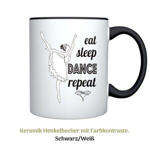 Könnte beinhalten: Weiße Keramiktasse mit schwarzem Rand und Henkel. Die Tasse zeigt eine Schwarzweißillustration einer Ballerina mit dem Text "eat sleep dance repeat".