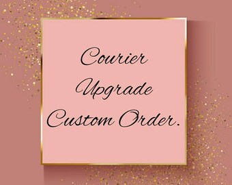 Peut inclure: Un carré rose avec une bordure dorée et les mots "Courier Upgrade Custom Order" en écriture noire élégante. Le fond est de couleur rose clair avec des accents de paillettes dorées.