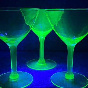 Vintage depression glass uranium glasses cocktail champagne coupes set of 3 glow