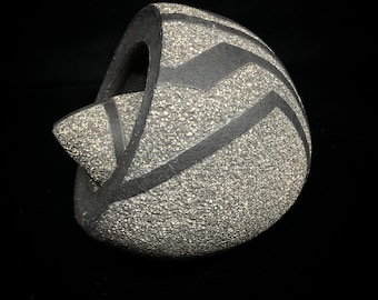 Vaina de semillas en gres negro grabado