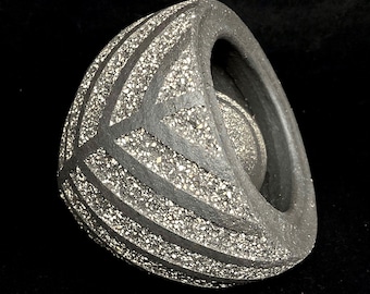 Vaina de semillas en gres negro grabado