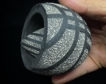 Vaina de semillas en gres negro grabado