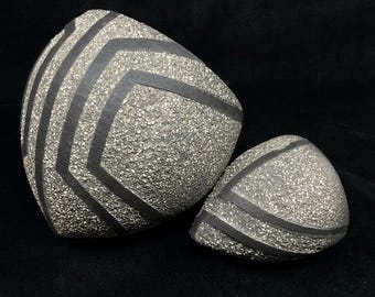 Vaina de semillas en gres negro grabado