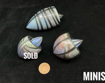 Miniaturas de cerámica Raku con forma de semillas y calamares - hechas a mano