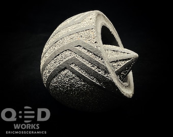 Vaina de semillas en gres negro grabado