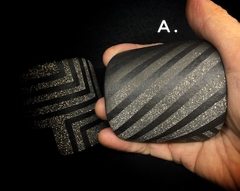 Piedras de toque en gres negro, con patrón granallado.