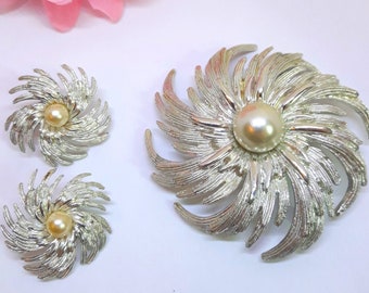 Sarah Coventry, Large Silver Tone Floral Brooch and Earring Set with Faux Pearl - 1960s STUNNING