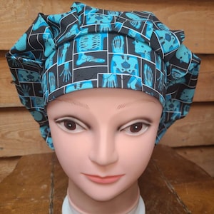 May include: A blue and black scrub hat with a pattern of x-ray images of bones. The hat is made of a soft, comfortable fabric and is perfect for nurses, doctors, and other medical professionals.