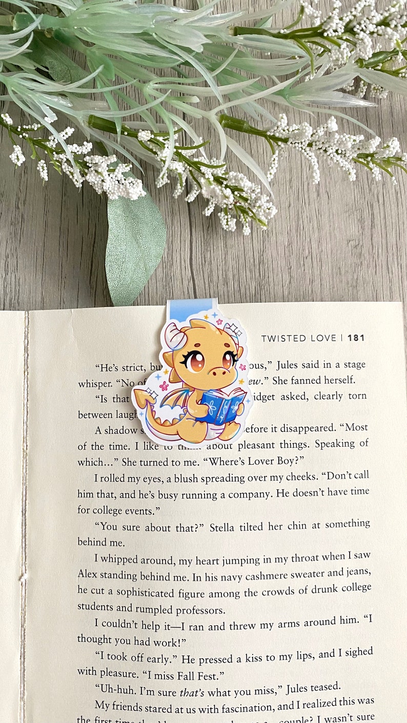 Golden Book Dragon Magnetic Bookmark, Romantasy Bookmark, Magnetic Bookmark , Gifts for Bookworms,Cute Bookmarks, Book Dragon, Cute Bookish bild 3