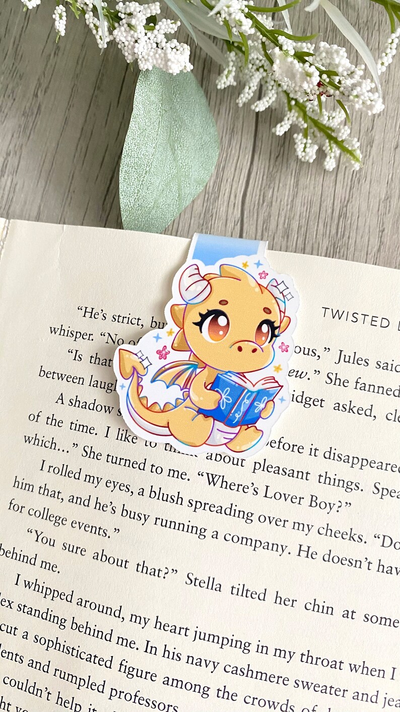 Golden Book Dragon Magnetic Bookmark, Romantasy Bookmark, Magnetic Bookmark , Gifts for Bookworms,Cute Bookmarks, Book Dragon, Cute Bookish bild 2