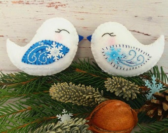 Lot de 2 décorations en feutre brodé bleu glacier et blanc, ornements d'oiseaux souvenir de Noël, décoration d'oiseaux personnalisée