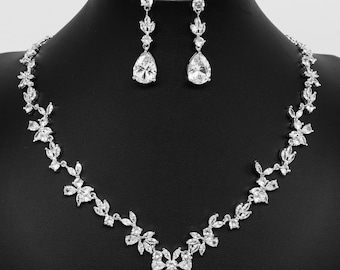 Zilverkleurige bruidssieradenset: kristallen bloemenketting, oorbellen
