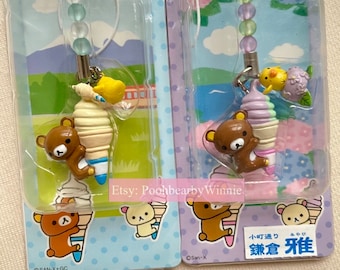 Rilakkuma 2008 Vintage Gotochi - Correa con dije de helado abrazando a Rilakkuma