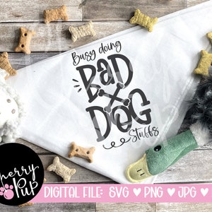 Ocupado haciendo cosas malas para perros, SVG para perro Bandana, archivo de corte Cricut para camisa de perro, plancha de transferencia de calor en gráfico, descarga digital instantánea
