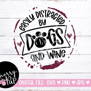 Pu&ograve; includere: Un cerchio marrone con sfondo bianco e il testo "Easily Distracted by Dogs and Wine" in nero. Il cerchio ha un effetto di schizzo e due piccoli cuori rosa.