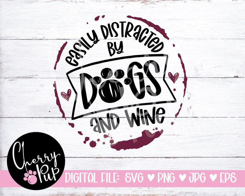 Pu&ograve; includere: Un cerchio marrone con sfondo bianco e il testo "Easily Distracted by Dogs and Wine" in nero. Il cerchio ha un effetto di schizzo e due piccoli cuori rosa.