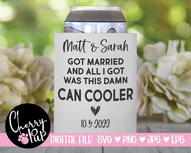 Puede incluir: Enfriador de latas blanco con texto negro que dice "Matt & Sarah Got Married and all I got was this damn can cooler" con un coraz&oacute;n y la fecha "10.5.2022".