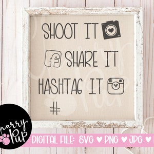 K&ouml;nnte beinhalten: Ein wei&szlig; gerahmtes Schild mit dem Text "SHOOT IT SHARE IT HASHTAG IT #" und Symbolen einer Kamera mit einem Herzen und einem Facebook-Logo.