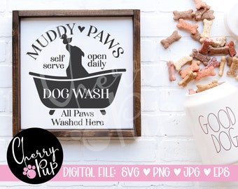 Könnte beinhalten: Ein weißes Schild mit schwarzem Text, auf dem "Muddy Paws" mit einem Herzsymbol zwischen den Wörtern steht. Das Schild sagt auch "self serve" und "open daily" und zeigt eine Silhouette eines Hundes in einer Badewanne mit den Worten "Dog Wash" darunter. Das Schild ist in braunes Holz gerahmt und hängt an einer weißen Backsteinwand. In der rechten unteren Ecke des Bildes befindet sich ein weißer Keramiktopf mit der Aufschrift "Good Dog".