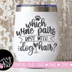 Op de afbeelding: Een witte roestvrijstalen tumbler met een zwarte afbeelding waarop staat "Welke wijn past het beste bij hondenhaar?" met een pootprint en een afbeelding van een wijnglas. De tumbler staat op een houten achtergrond.
