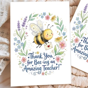 Pode incluir: Dois cartões de felicitações brancos com um design de abelha e floral. Os cartões apresentam uma abelha de desenho animado carregando uma carta, rodeada por flores e vegetação. O texto diz "Thank You for Bee-ing an Amazing Teacher!"