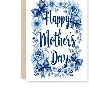Cartão de Dia das Mães Blue Toile para impressão, guirlanda de laço floral coquete, Chinoiserie Grand Millennial Mama, cartão de aquarela de primavera para a mãe