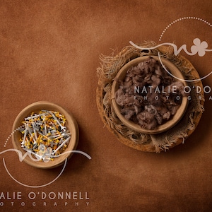 Puede incluir: Dos cuencos de madera sobre un fondo marrón. Un cuenco contiene un montón de fibra marrón, el otro contiene una mezcla de tachuelas plateadas y doradas.