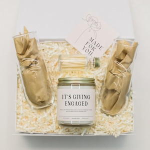 Personalisierte Verlobungsgeschenkbox für Sie, IT'S GIVING ENGAGED Kerze und Andenken Champagnerflöten oder Schnapsglasgeschenk für Paare mit Namen