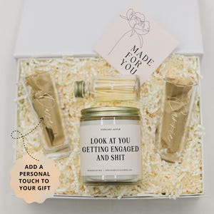 Benutzerdefinierte Verlobungsgeschenkbox für Paare, lustige Kerze und Champagnerflöten oder Schnapsglasgeschenk für ihn, Mr & Mrs Brautduschengeschenk für sie