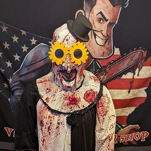 Terrifying Clown: Life sized head to toe display/cosplay